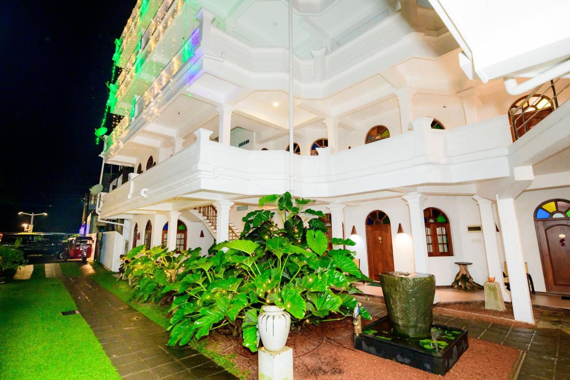 Royal Beach Hotel & Restaurant Hikkaduwa Exterior photo