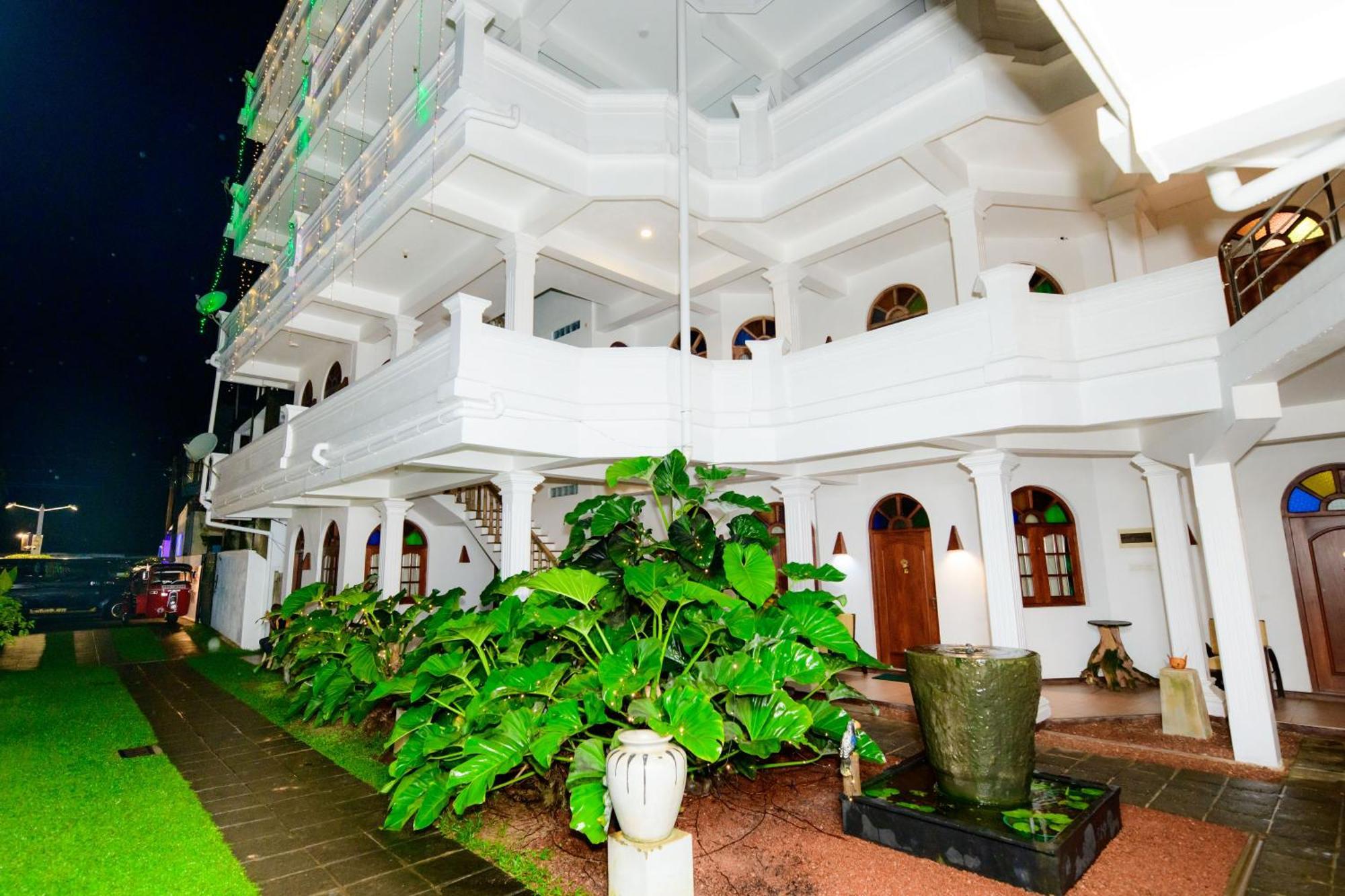 Royal Beach Hotel & Restaurant Hikkaduwa Exterior photo
