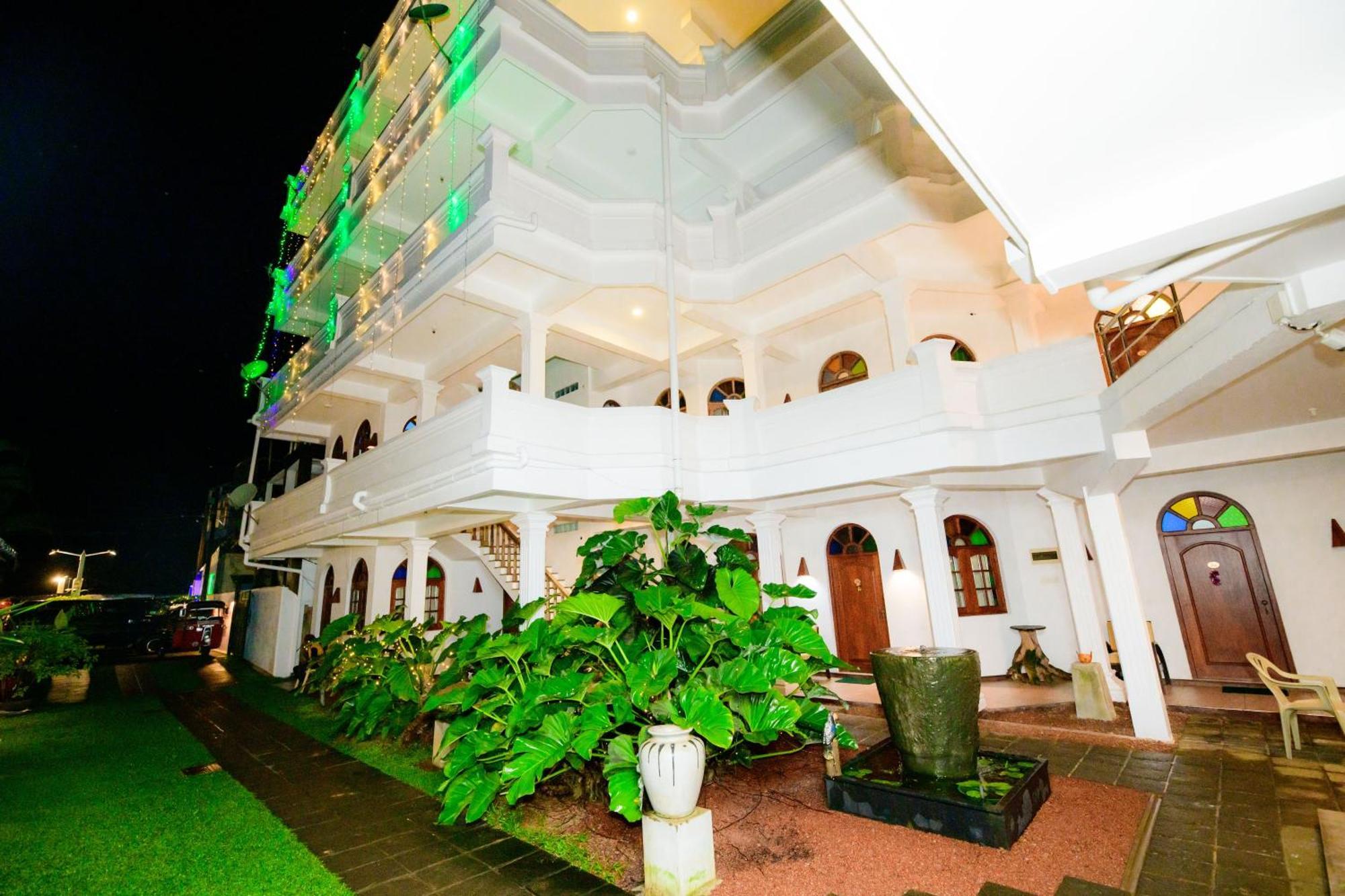 Royal Beach Hotel & Restaurant Hikkaduwa Exterior photo