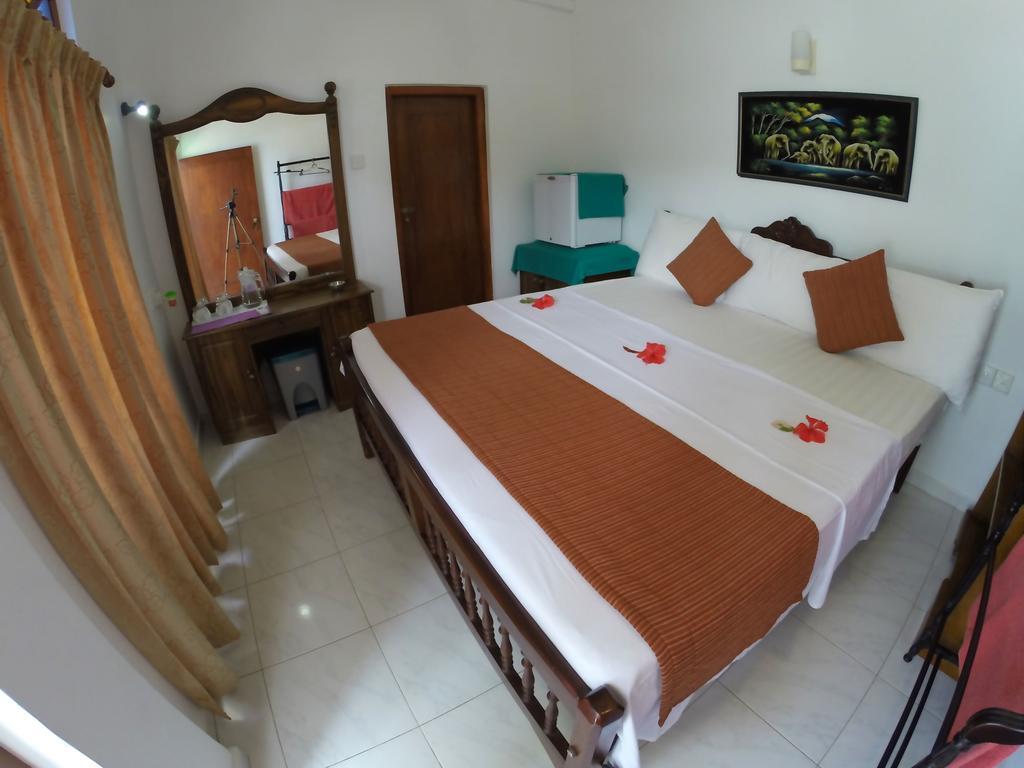 Royal Beach Hotel & Restaurant Hikkaduwa Exterior photo