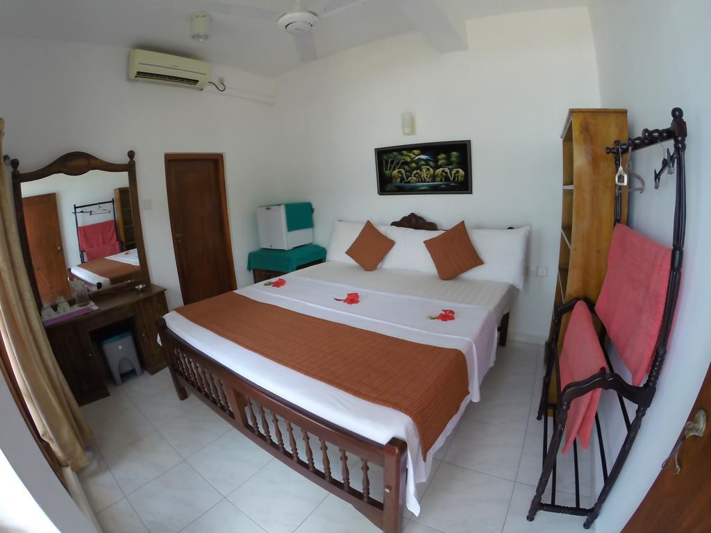Royal Beach Hotel & Restaurant Hikkaduwa Exterior photo